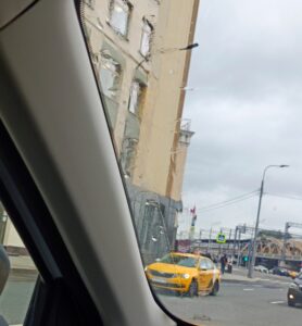 Левая стойка такая, что за ней может спрятаться человек